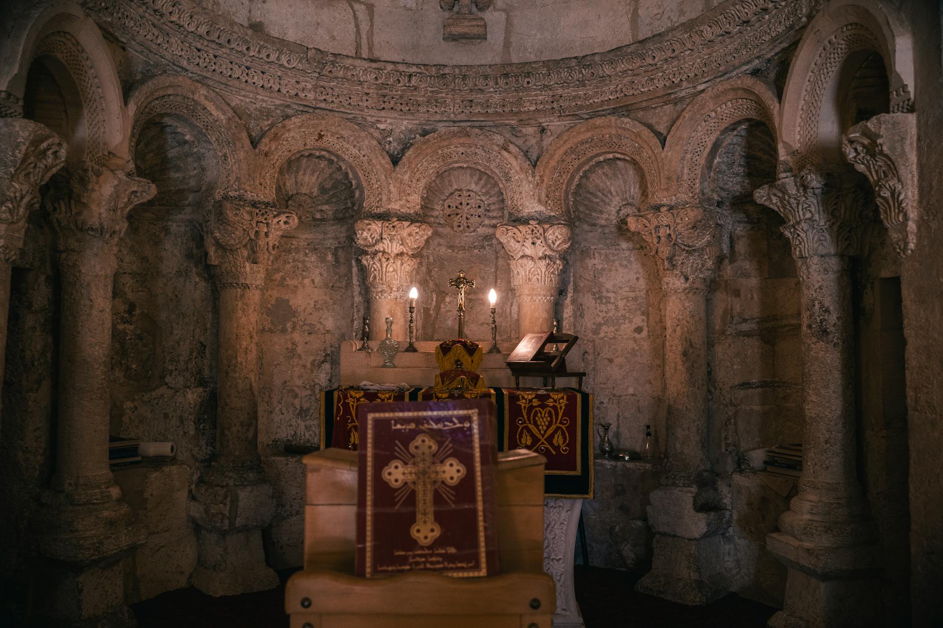 Bogato zdobione kamienne arkady we wnętrzu historycznego kościoła