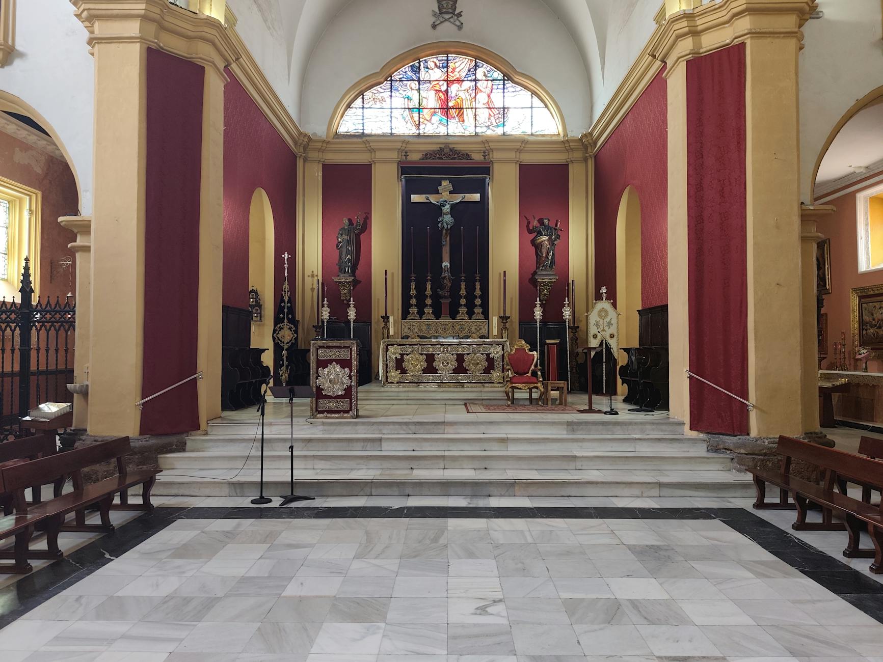 Bogato zdobione wnętrze historycznego kościoła katolickiego