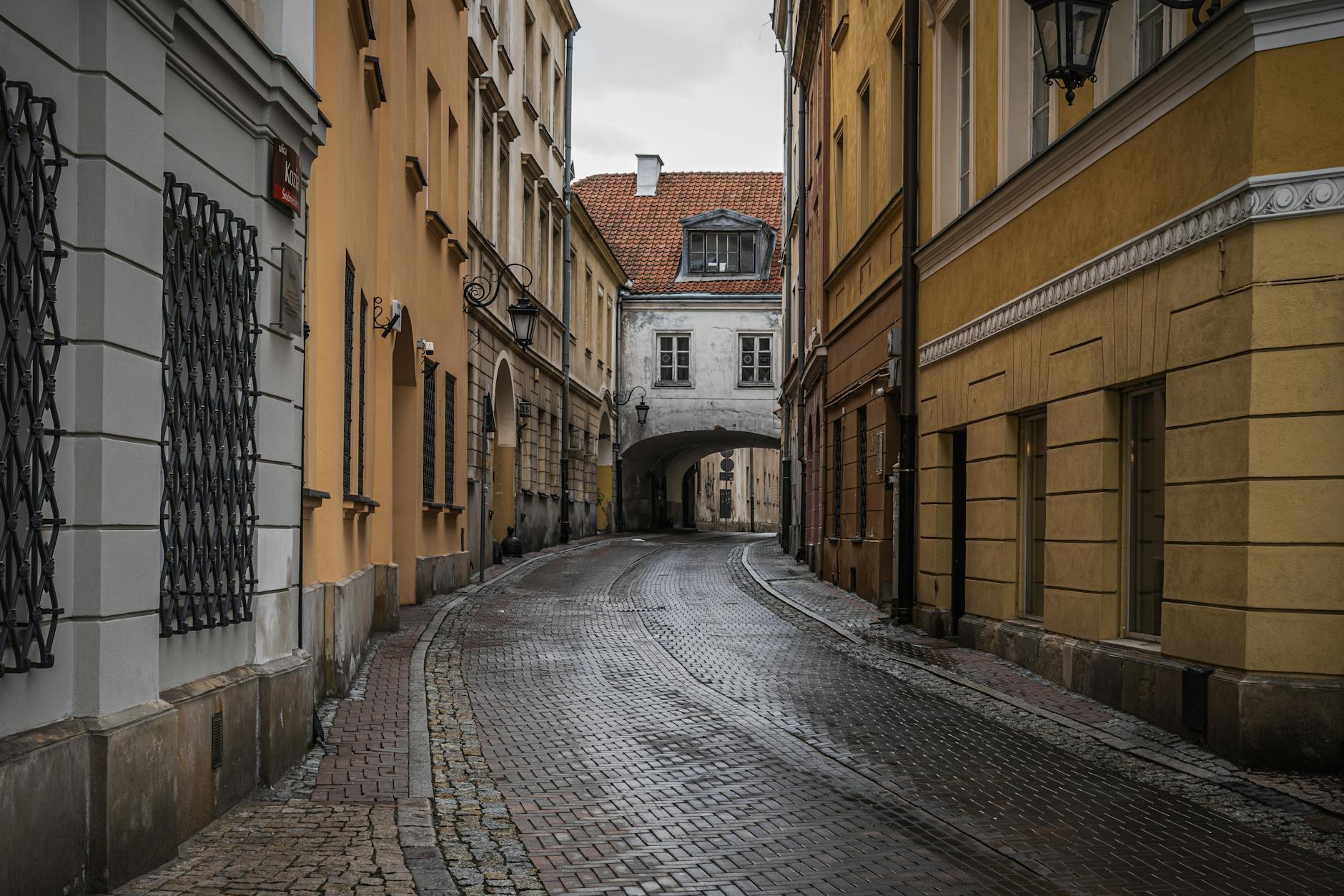 Brukowana ulica w historycznym centrum miasta w pochmurny dzień
