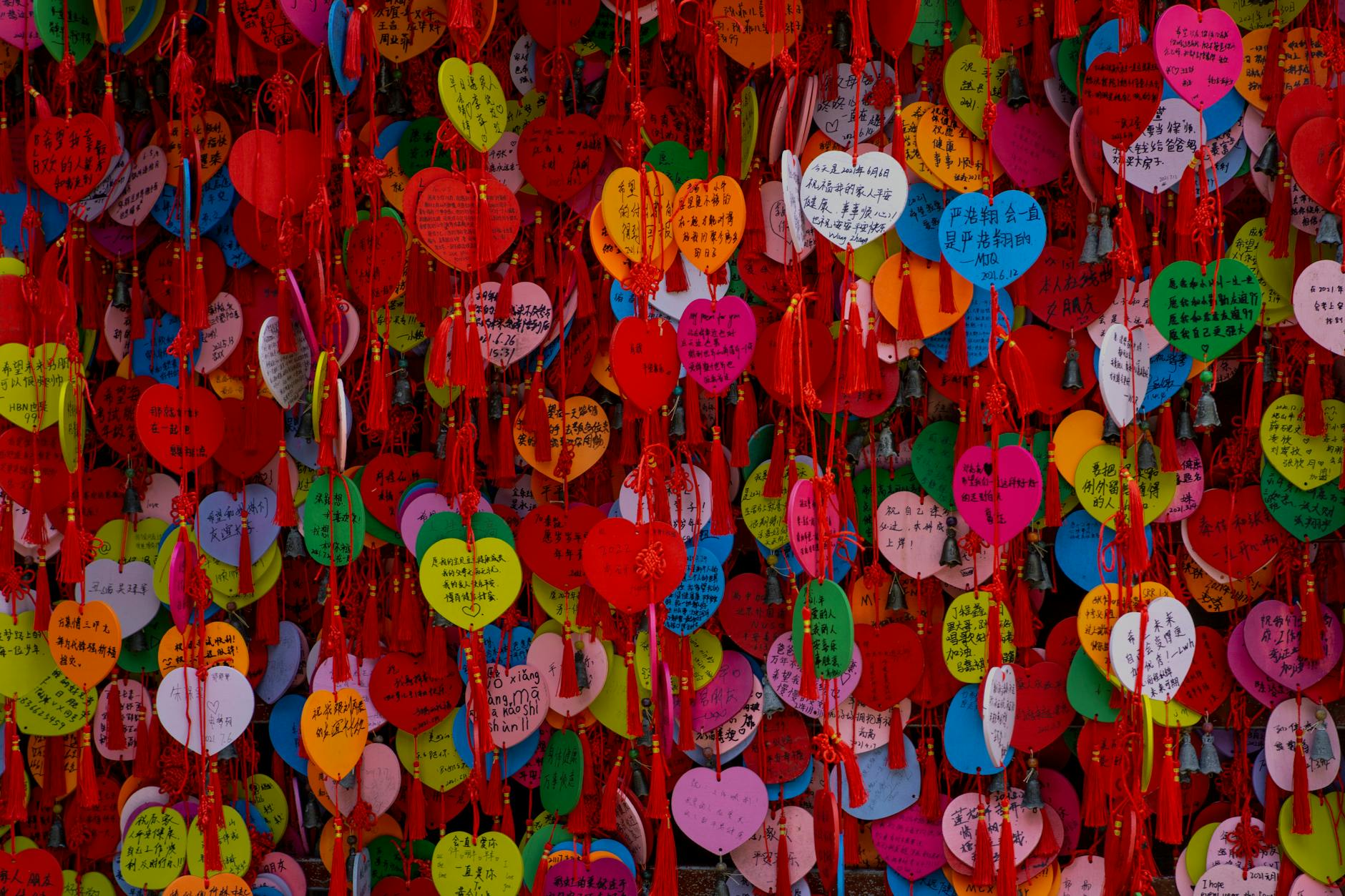 Legenda o studni spełniającej życzenia: czy w Ciechanowie naprawdę była taka? Kolorowe, sercowe kartki z życzeniami wiszące obok siebie