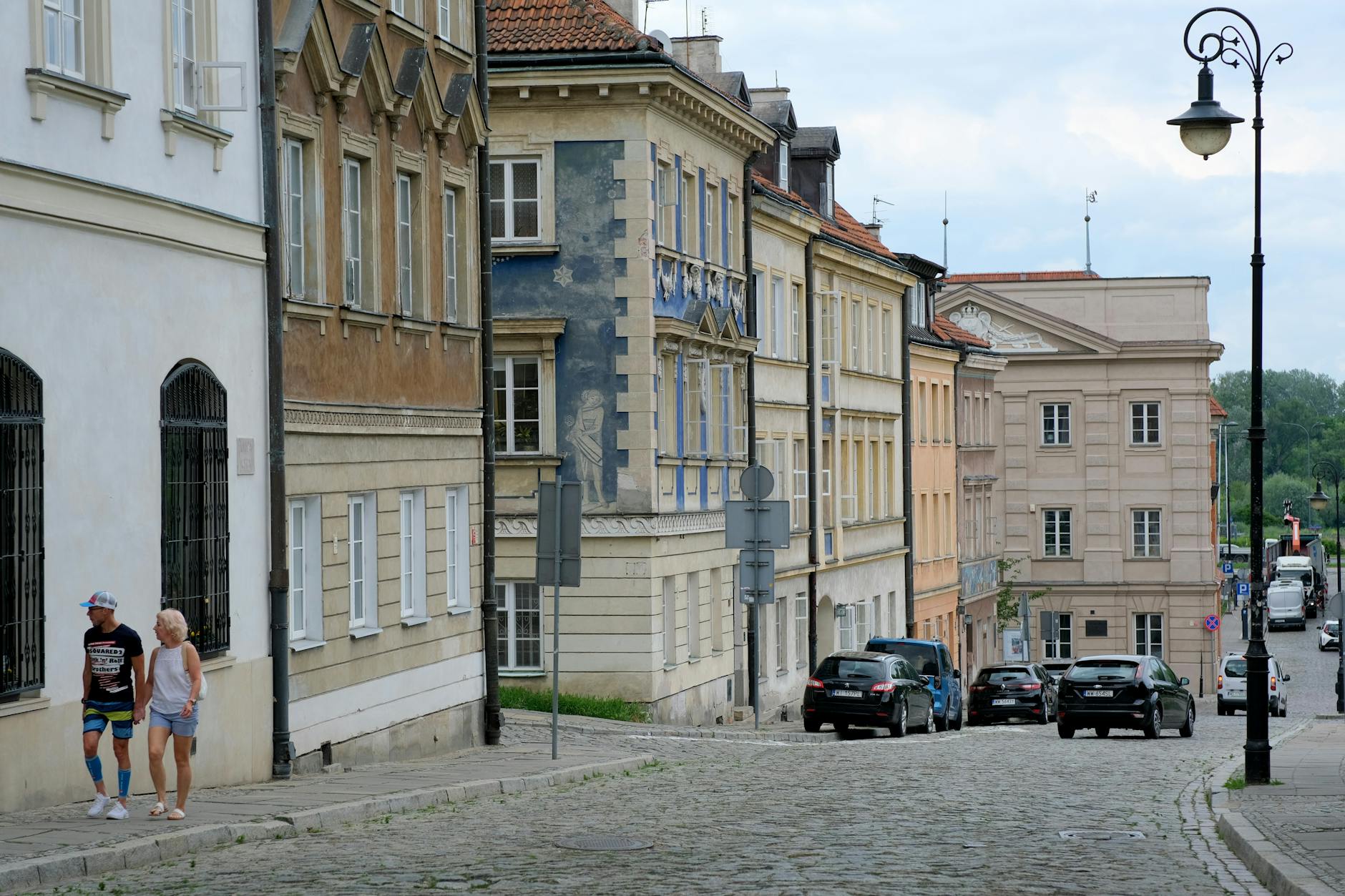 Trasa dla miłośników historii: Ciechanów w źródłach i w terenie Ulica w europejskim mieście z zabytkowymi kamienicami i przechodniami