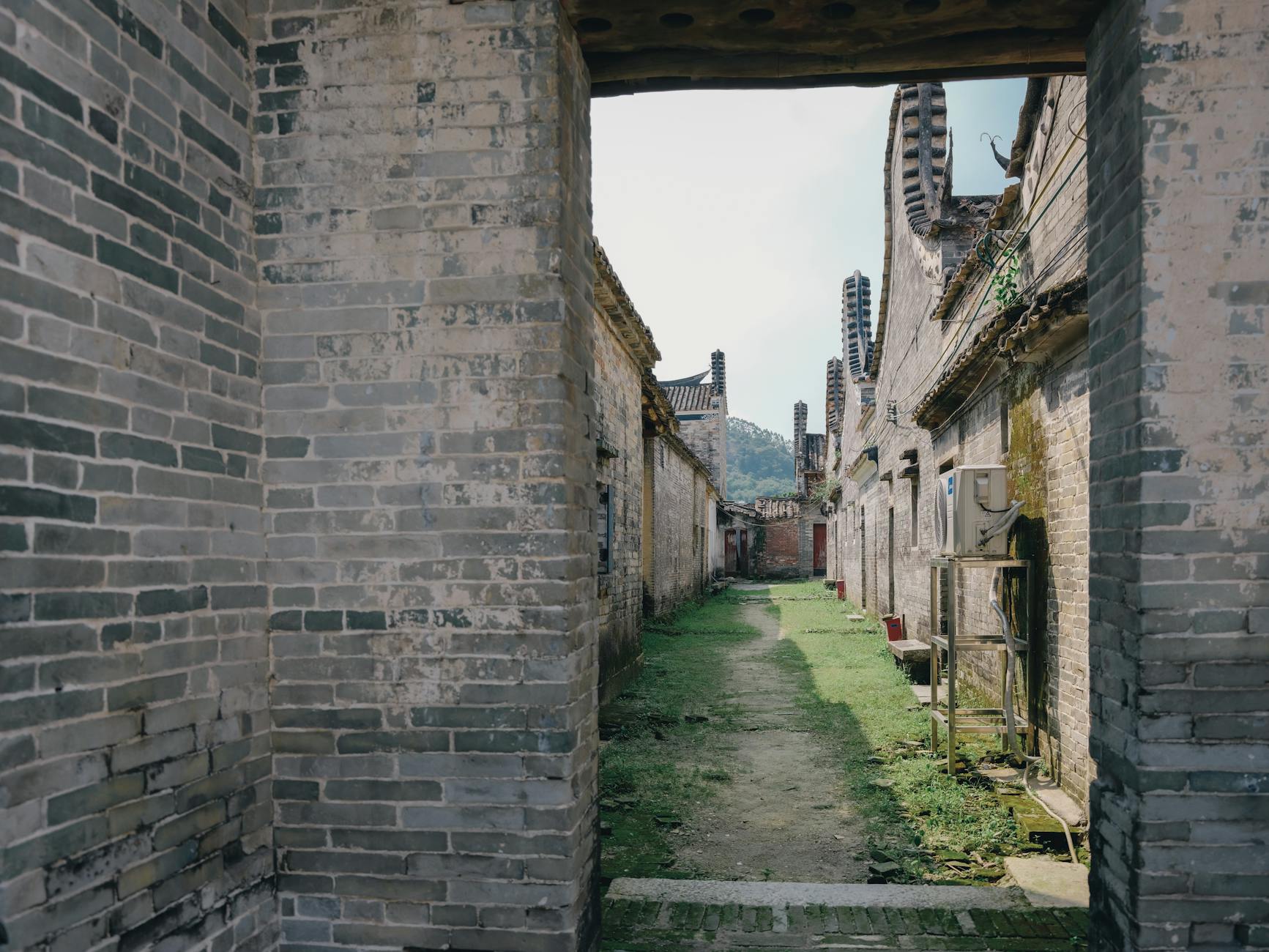 Ciechanowskie zaułki z historią: krótka trasa na popołudnie Wąski kamienny zaułek między starymi ceglastymi kamienicami