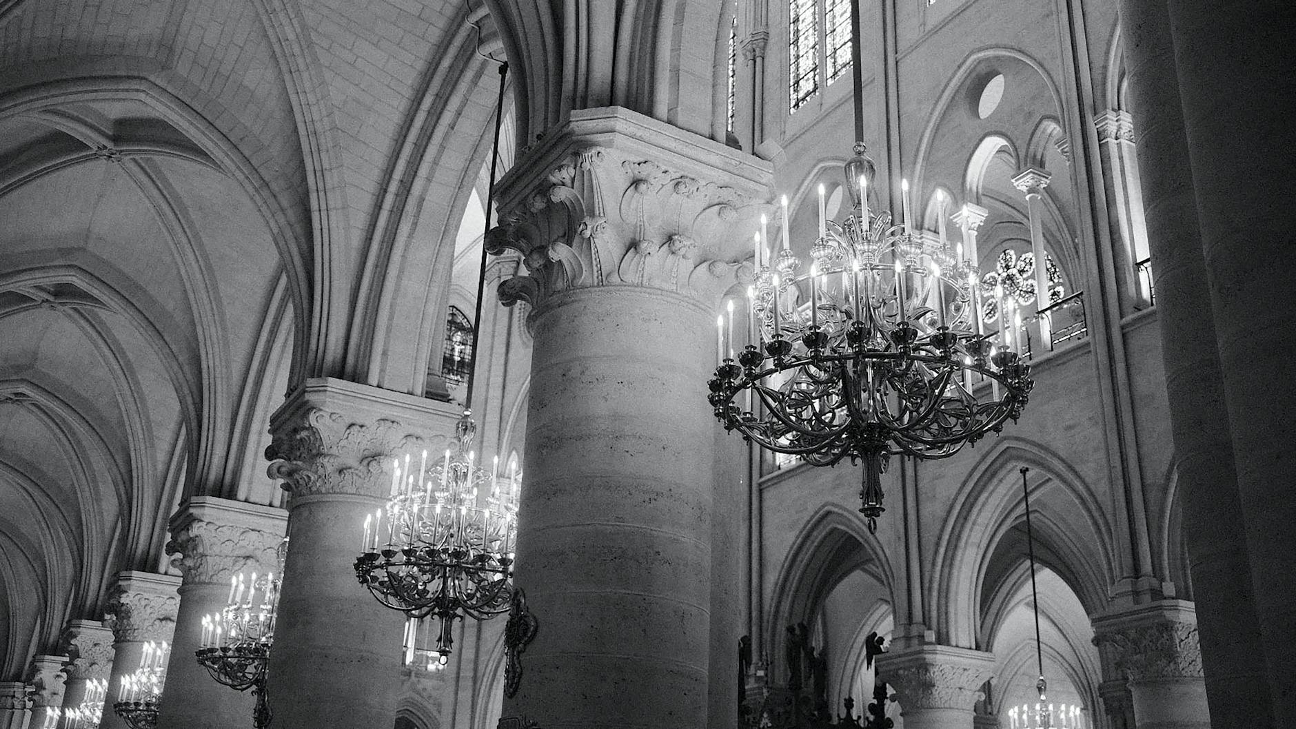 Wnętrze Fary bez pośpiechu: na co patrzeć, by lepiej zrozumieć architekturę Wnętrze gotyckiej katedry z żyrandolami i wysokimi sklepieniami