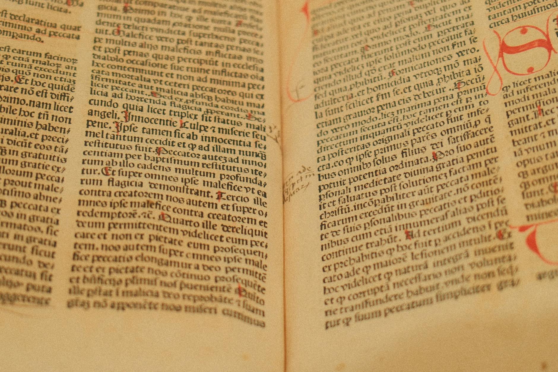 Przewodnik po skrótach i formułach w metrykach łacińskich z Mazowsza Zbliżenie starego rękopisu z łacińskim tekstem na pożółkłych kartach