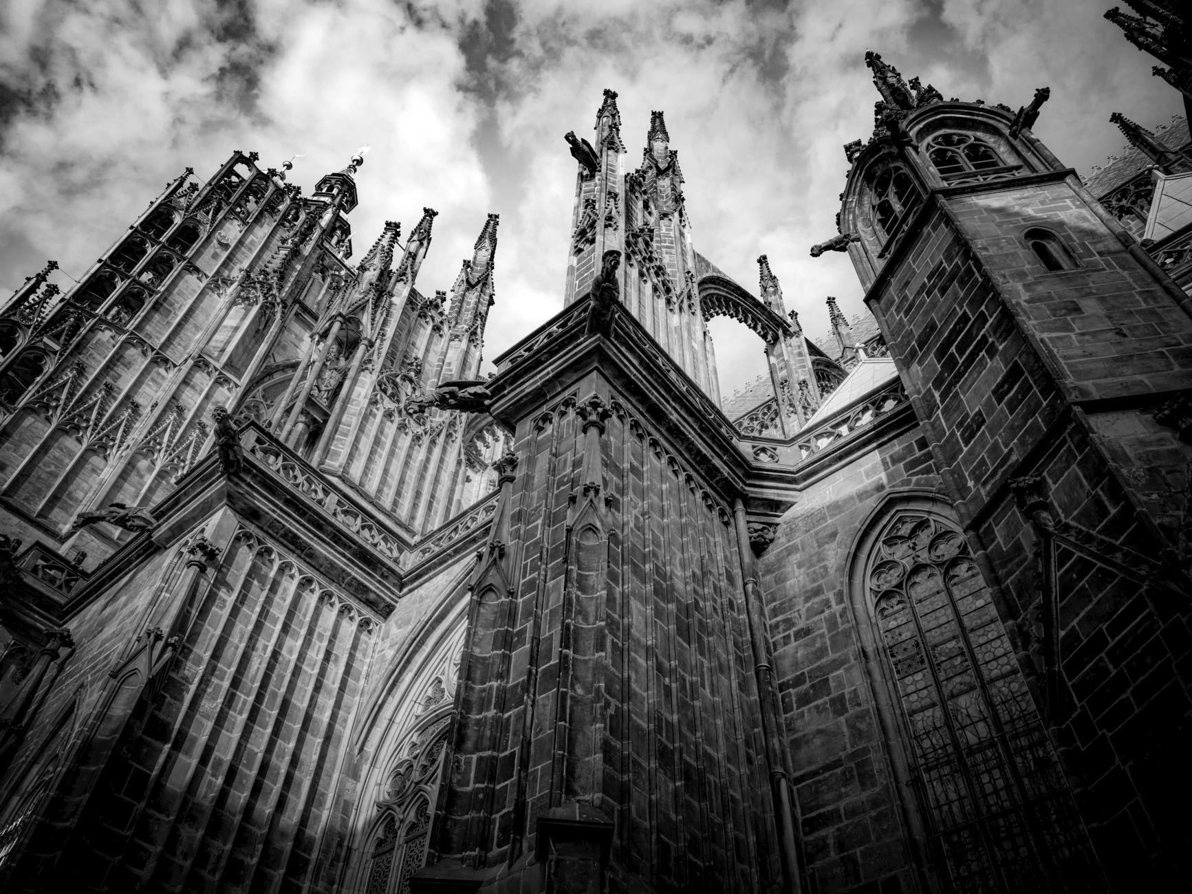 Gotycka katedra z bogatą ornamentyką na tle zachmurzonego nieba