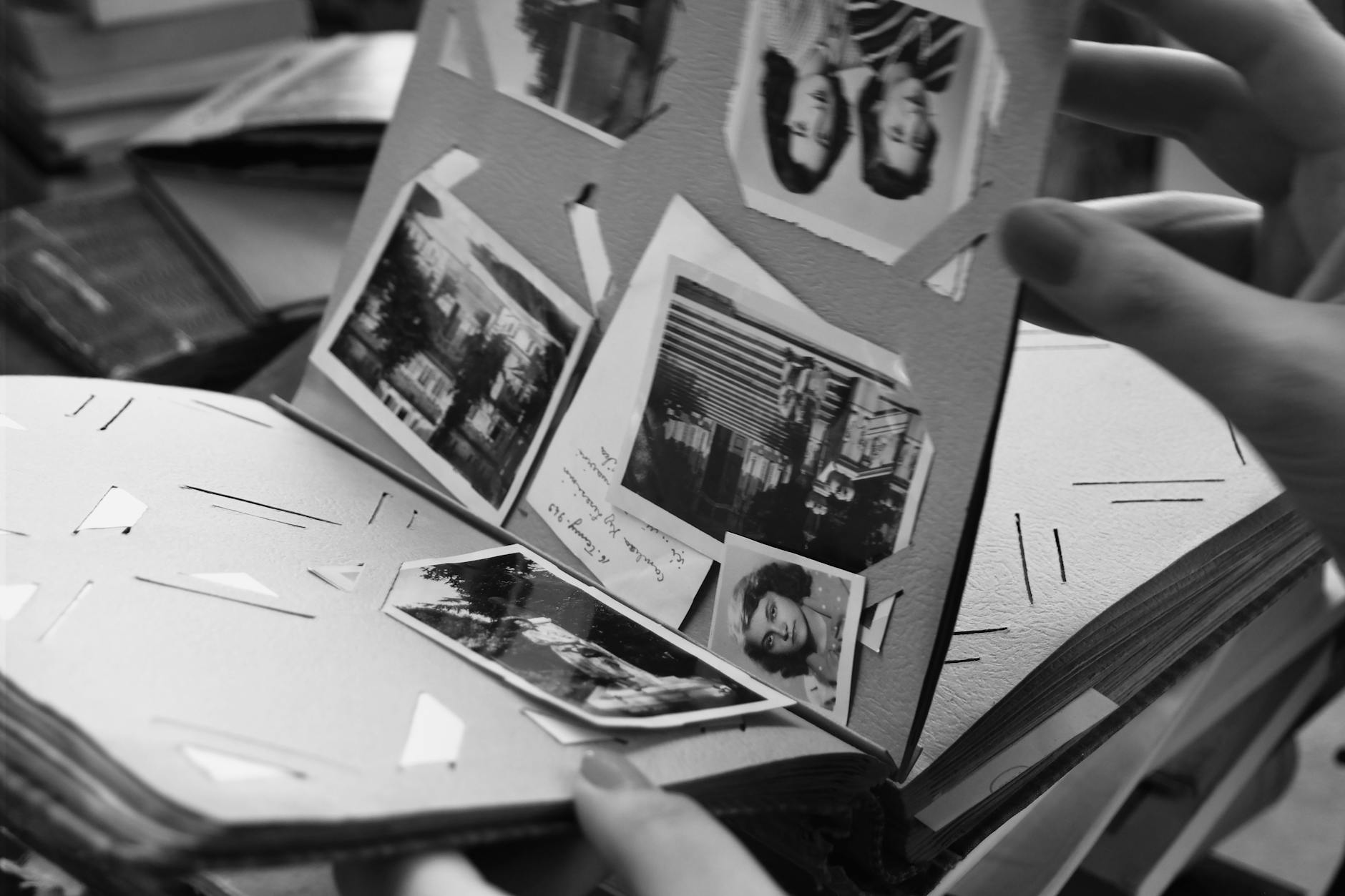 Otwarte czarno-białe tradycyjne fotoalbum z rodzinnymi zdjęciami