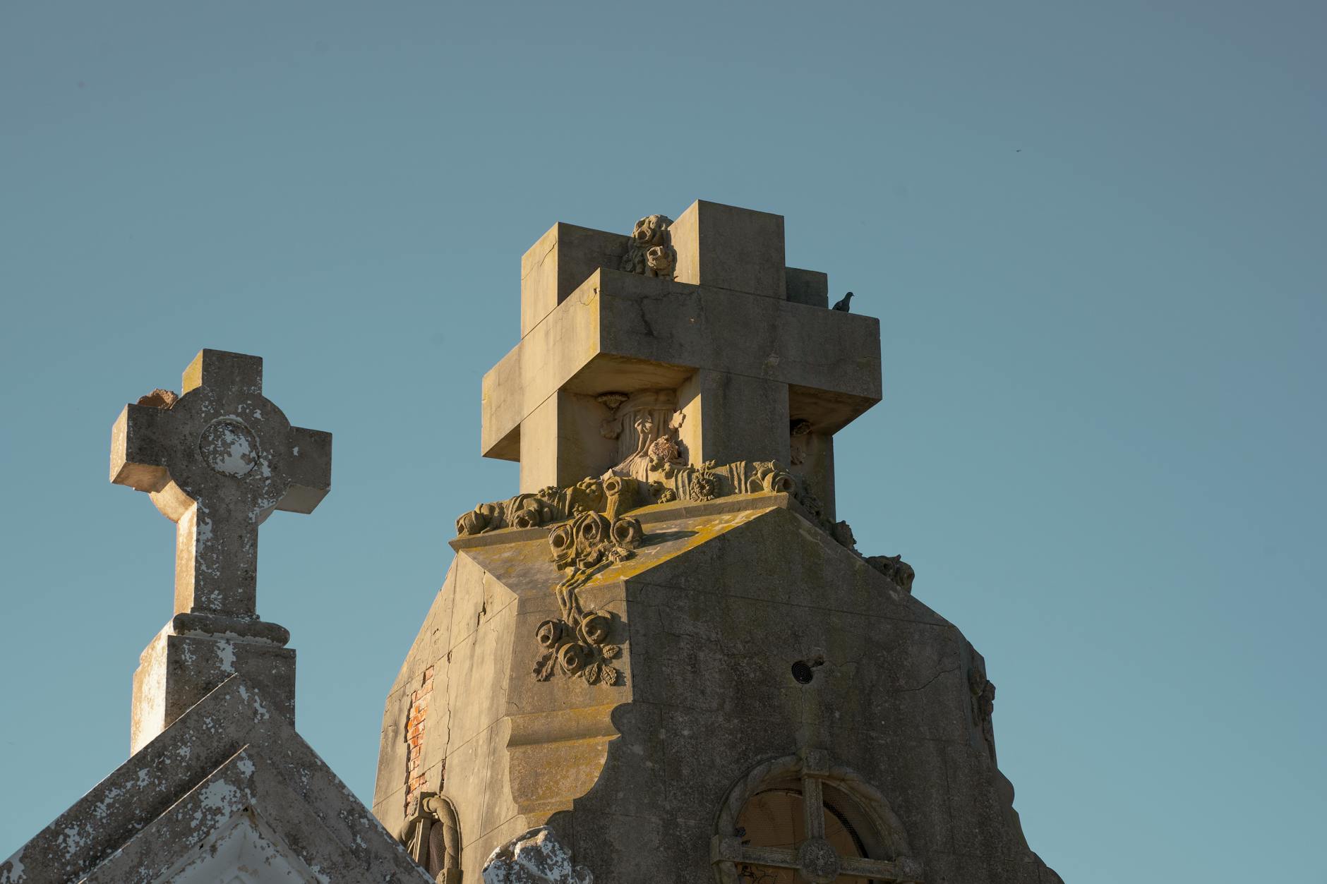 Stara krypta z krzyżami na wiejskim cmentarzu