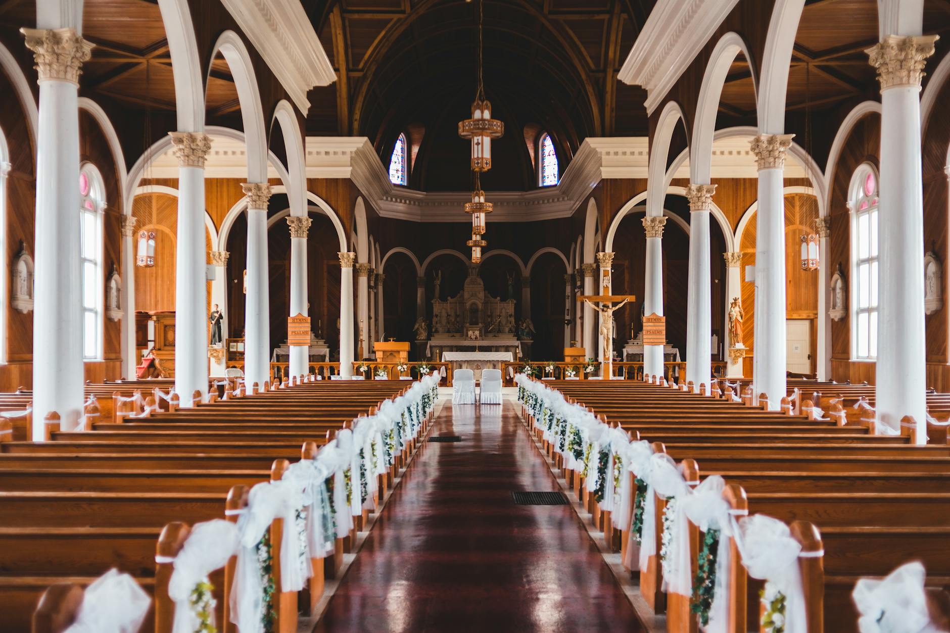 Wnętrze kościoła z ozdobnymi ławami i arkadami architektonicznymi