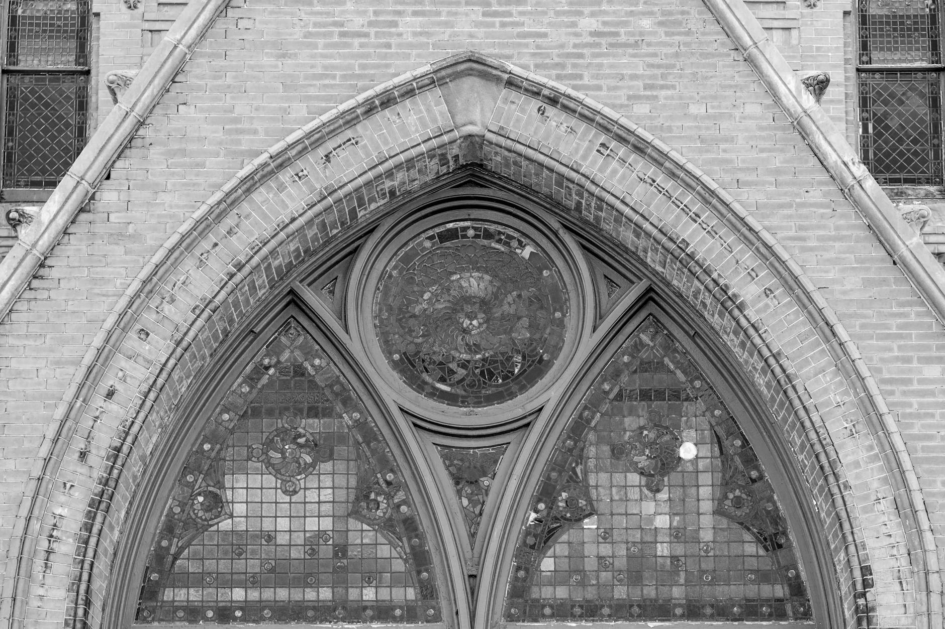 Zbliżenie gotyckiego witraża w kościele, kolorowe sceny biblijne