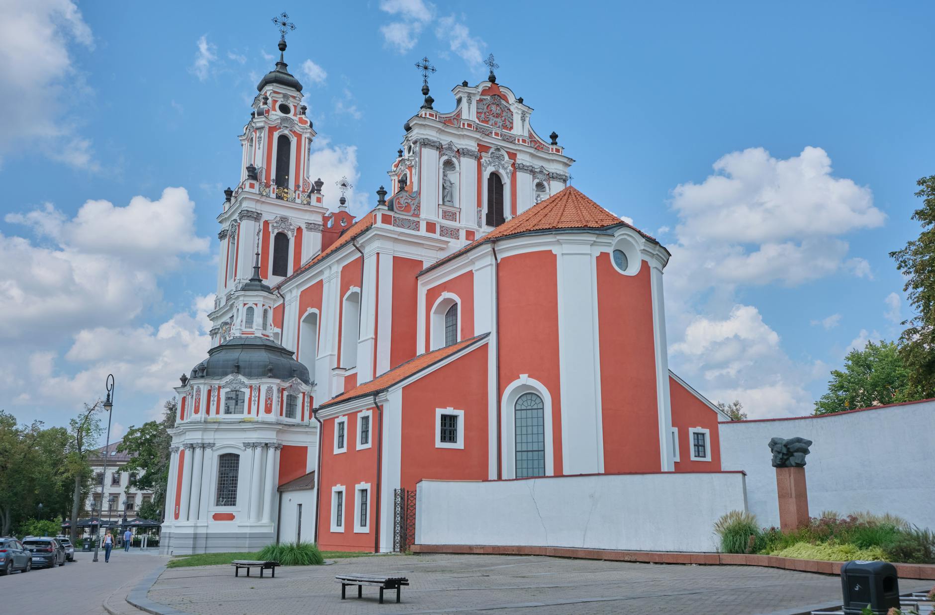 Barokowa fasada kościoła św. Katarzyny z misternymi zdobieniami