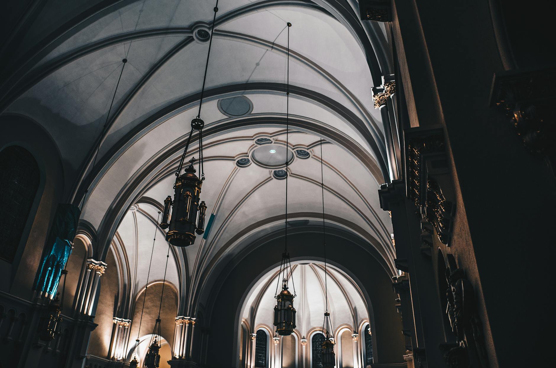 Bogato zdobione sklepienie historycznego kościoła w ujęciu z dołu