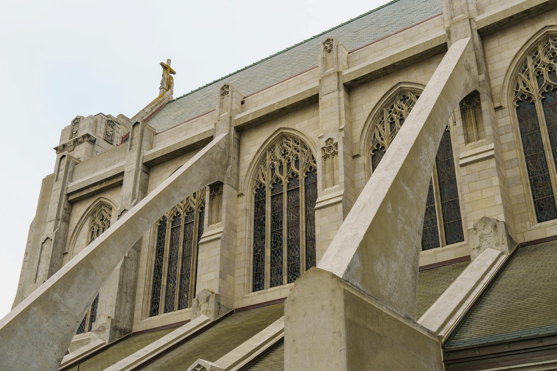 Detal gotyckiej katedry z widocznymi przyporami i bogatą dekoracją