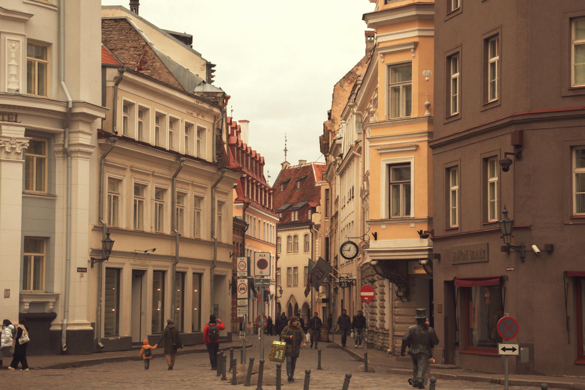 Jesienna, zatłoczona ulica w historycznym centrum z zabytkowymi kamienicami
