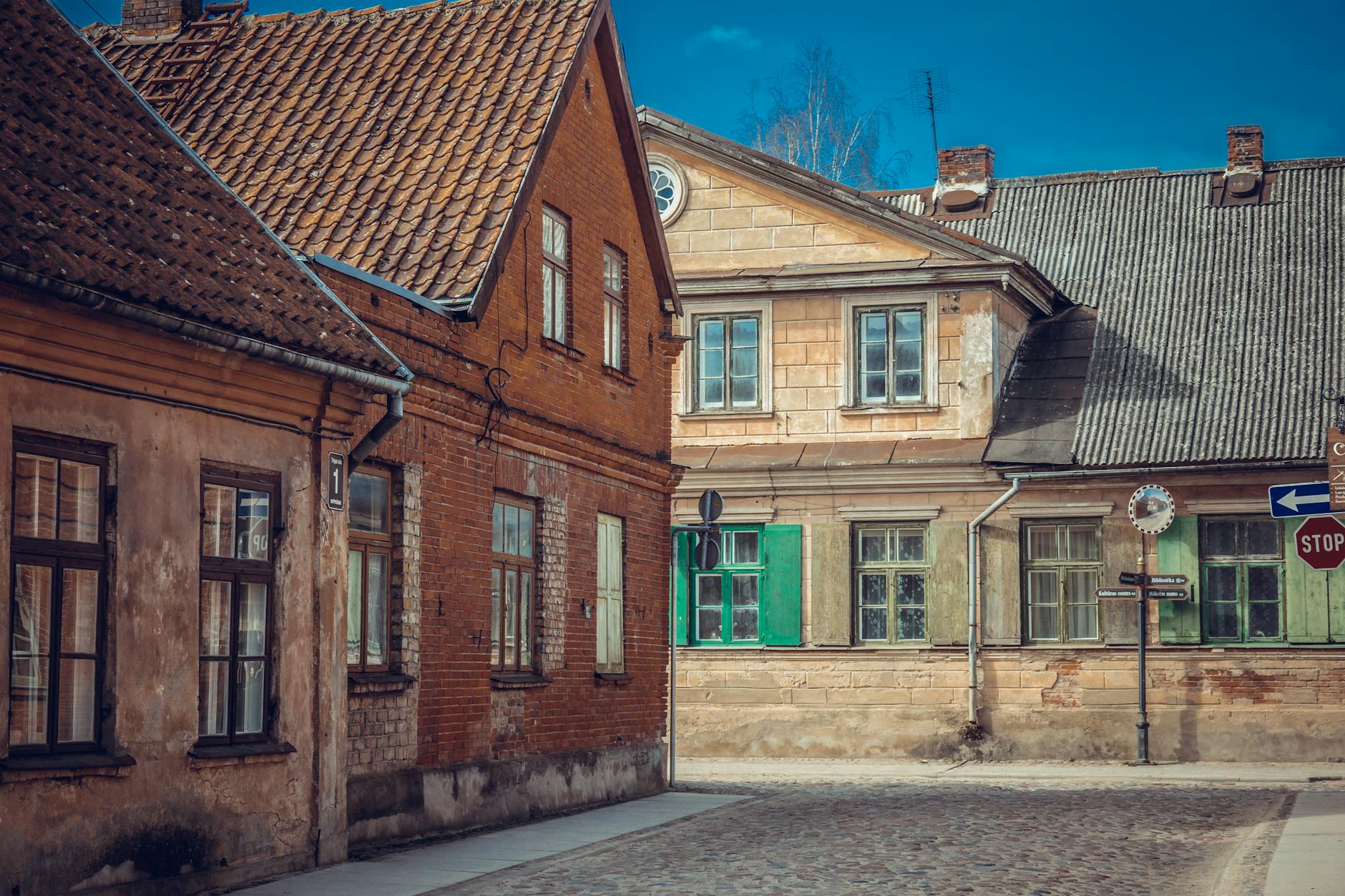 Kamienice z czerwonej cegły przy brukowanej ulicy w Kuldydze