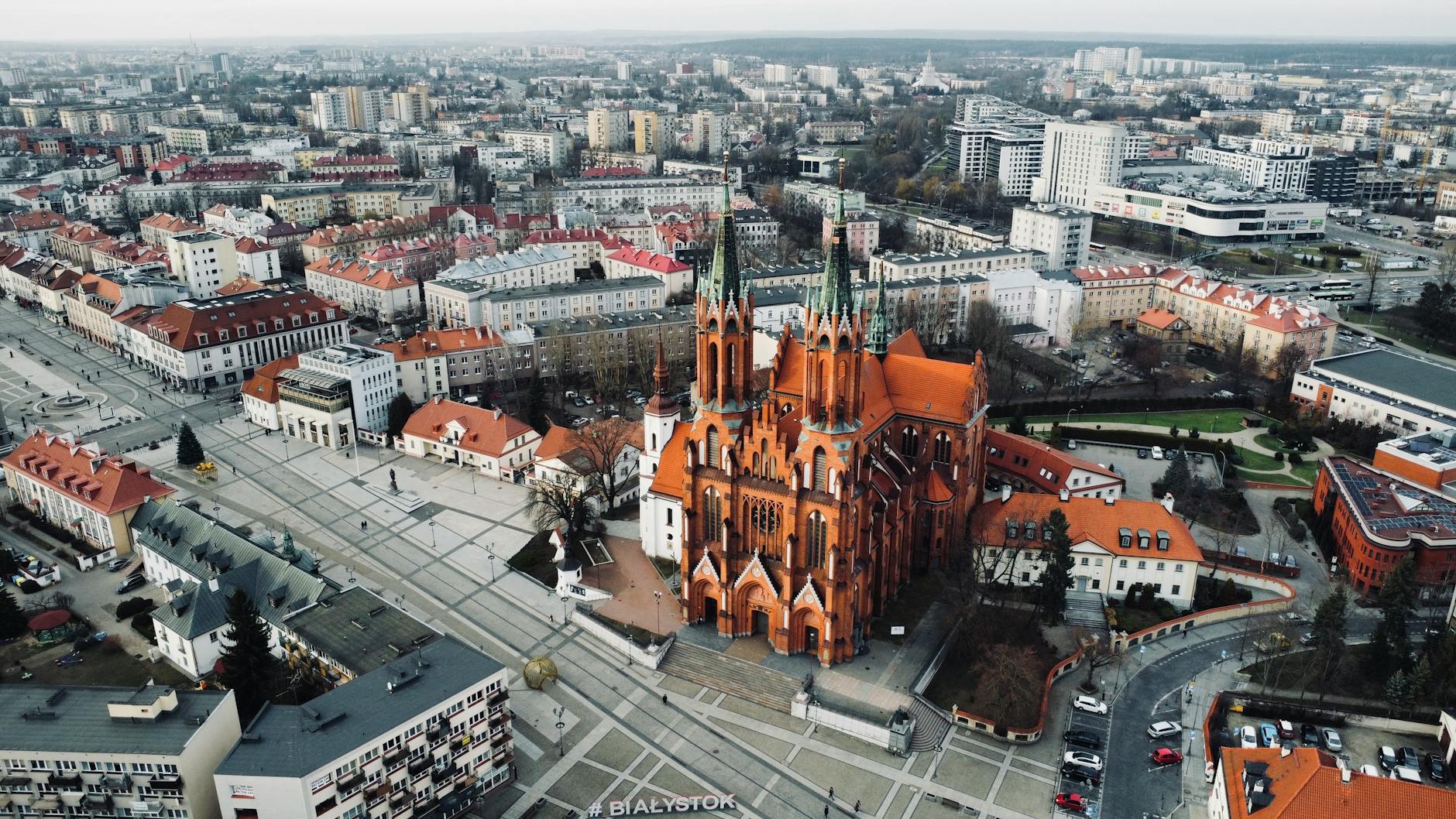 Katedra w Białymstoku z lotu ptaka na tle otaczającej zabudowy
