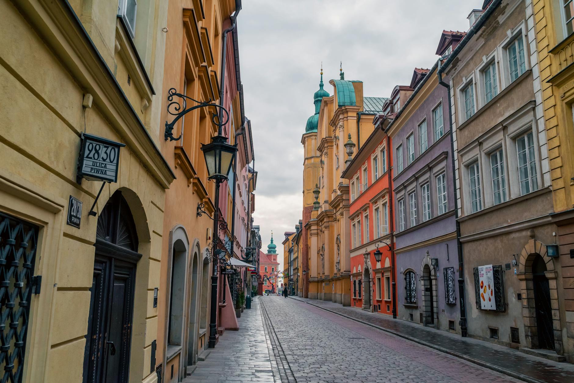 Kolorowe kamienice przy zabytkowej ulicy przypominającej stare centrum miasta