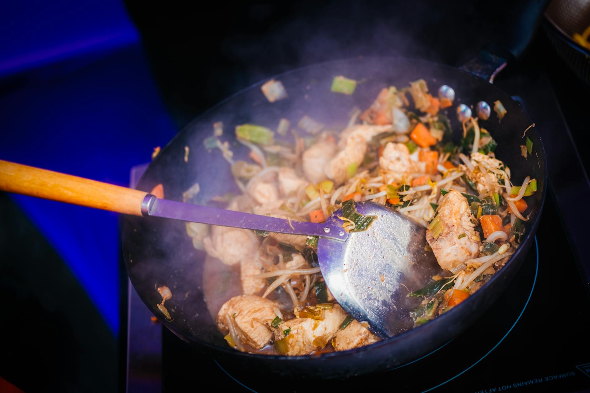 Kurczak stir fry z warzywami smażony w woku jako lekka kolacja