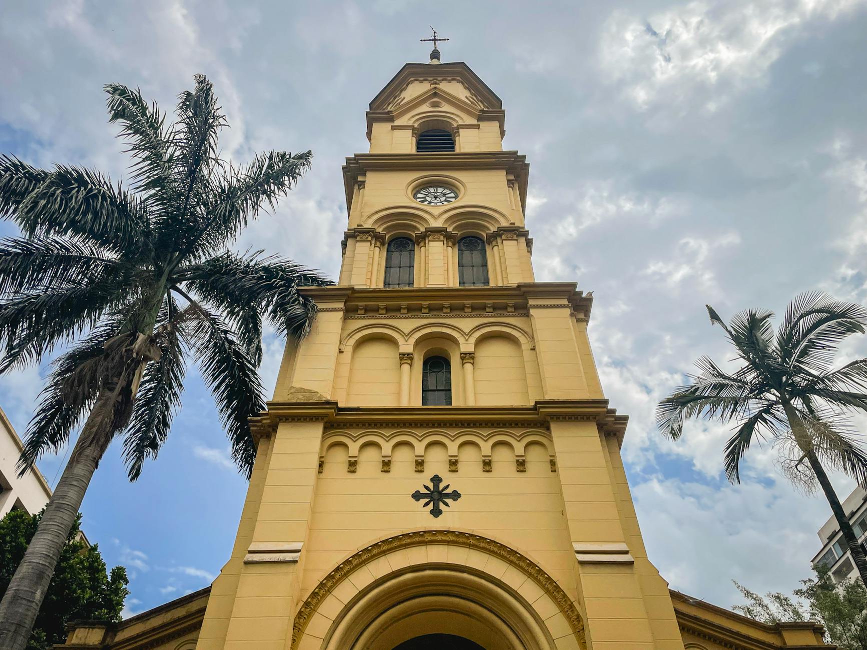 Wieża zabytkowego kościoła na tle pochmurnego nieba