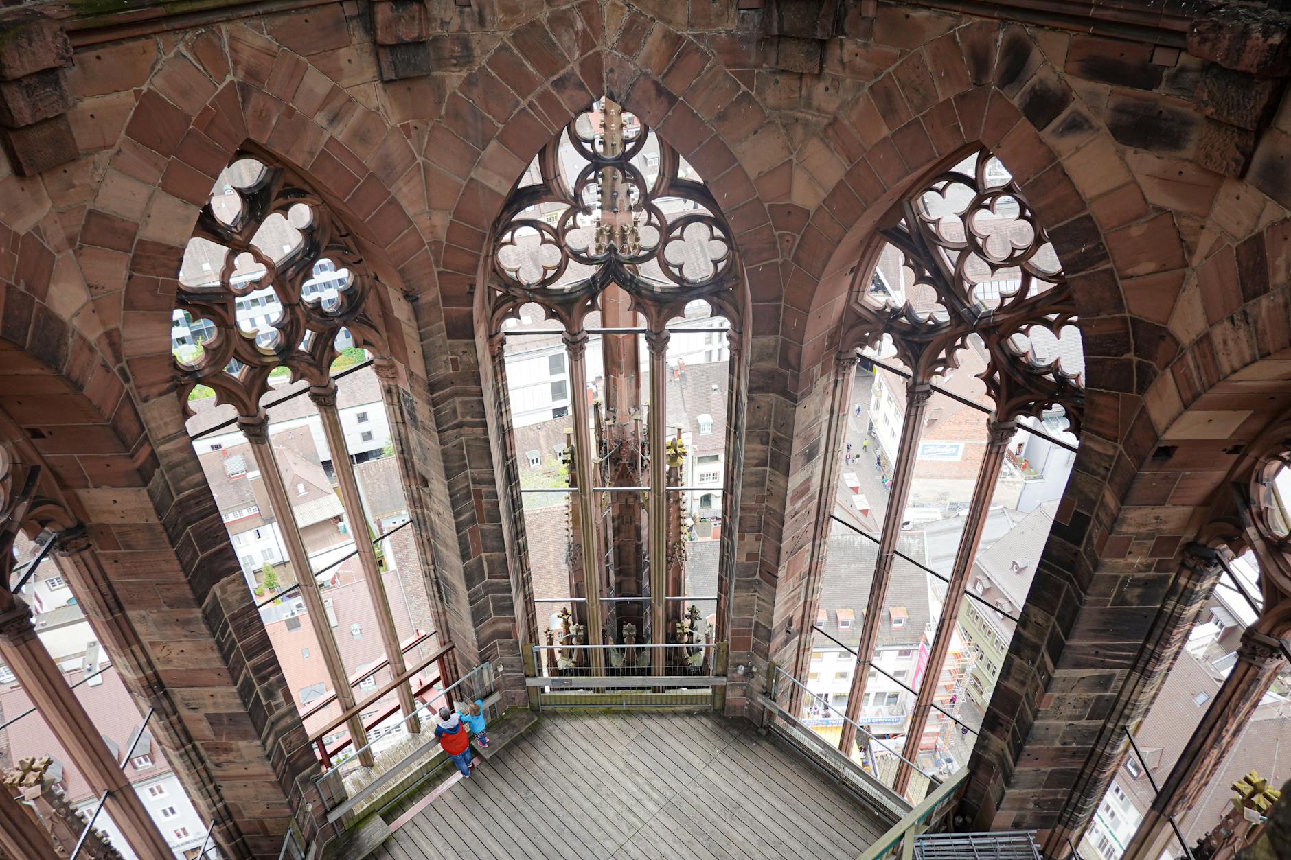 Wnętrze wieży gotyckiej katedry z widokiem na miasto poniżej