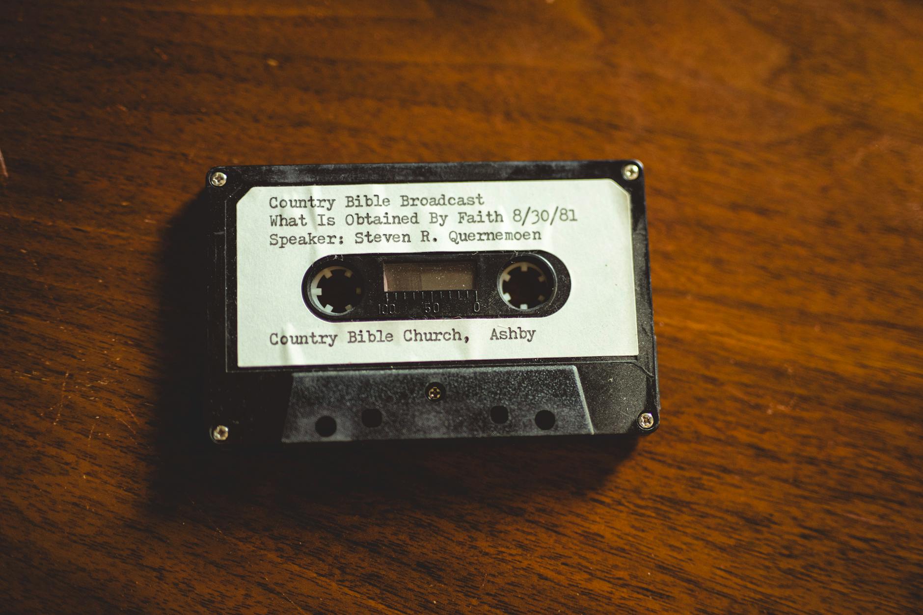 Zbliżenie kasety magnetofonowej z nagraniem biblijnym z 1981 roku