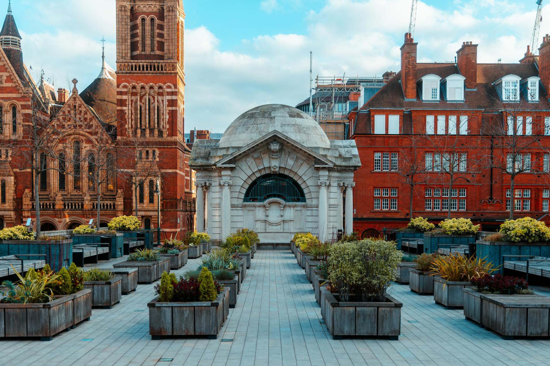 Zielony ogród na dachu z widokiem na ceglane kamienice miejskie