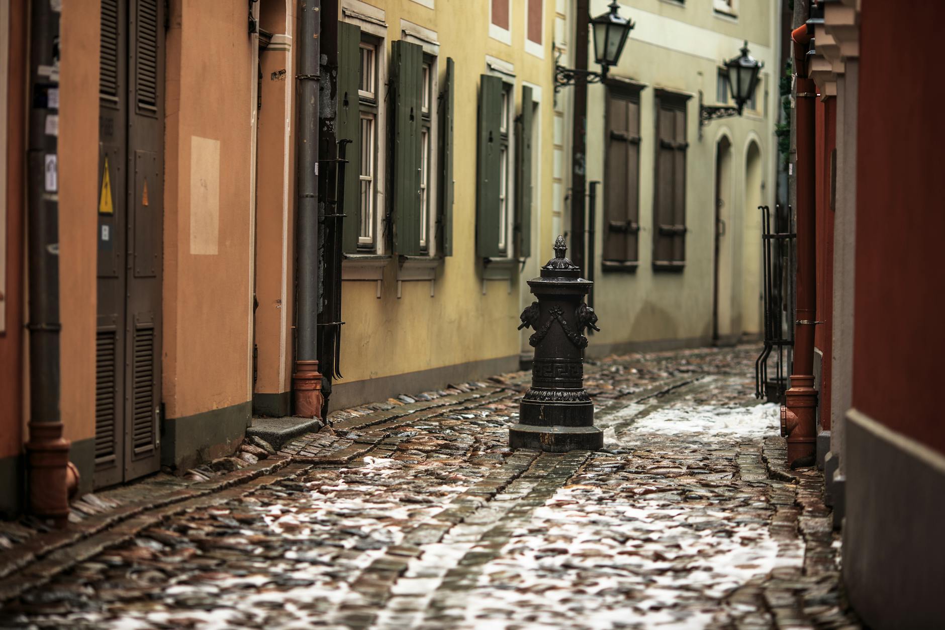 Zimowa brukowana uliczka w europejskim mieście, pusta i spokojna