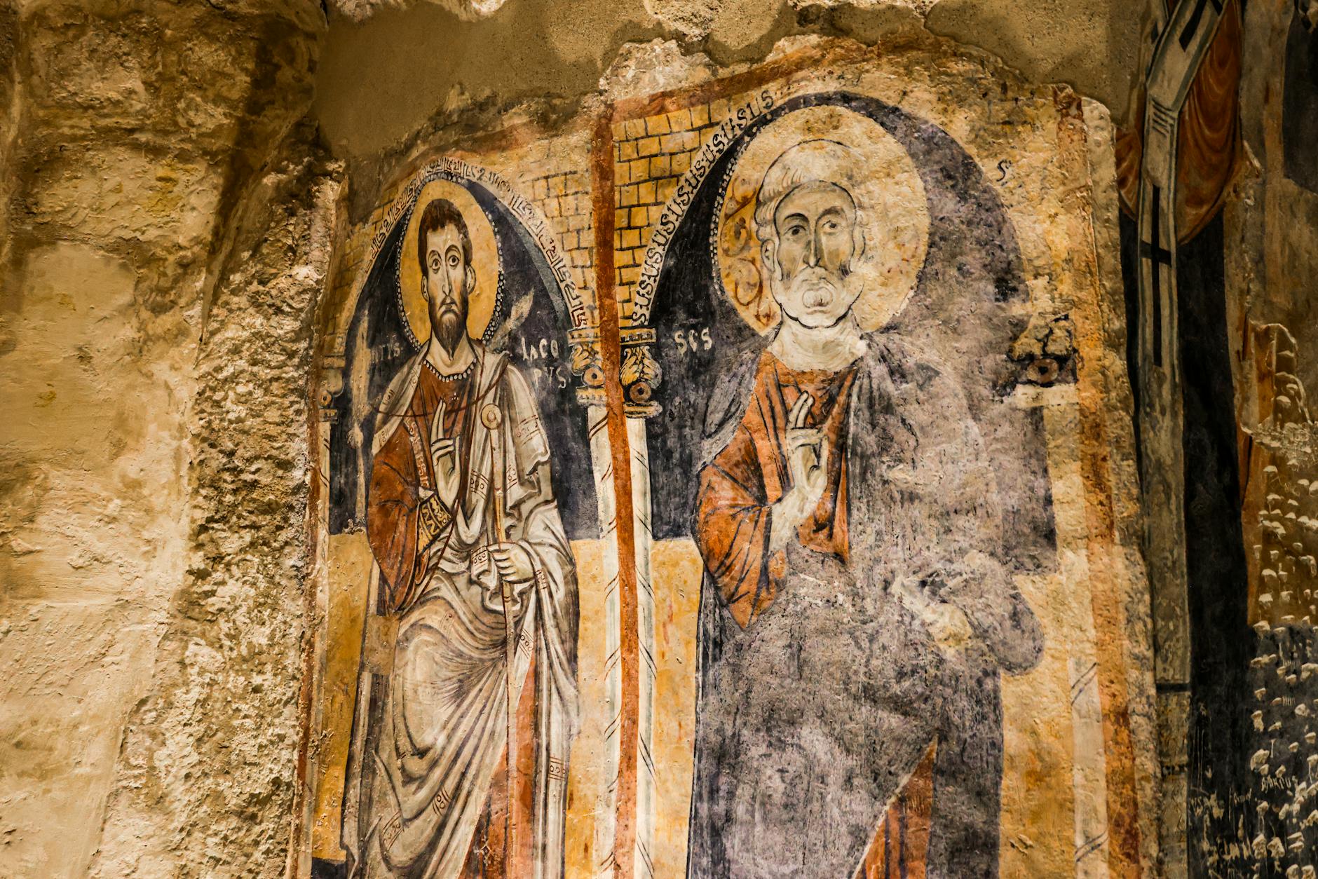 Detaliczne freski religijne na ścianach dawnej świątyni