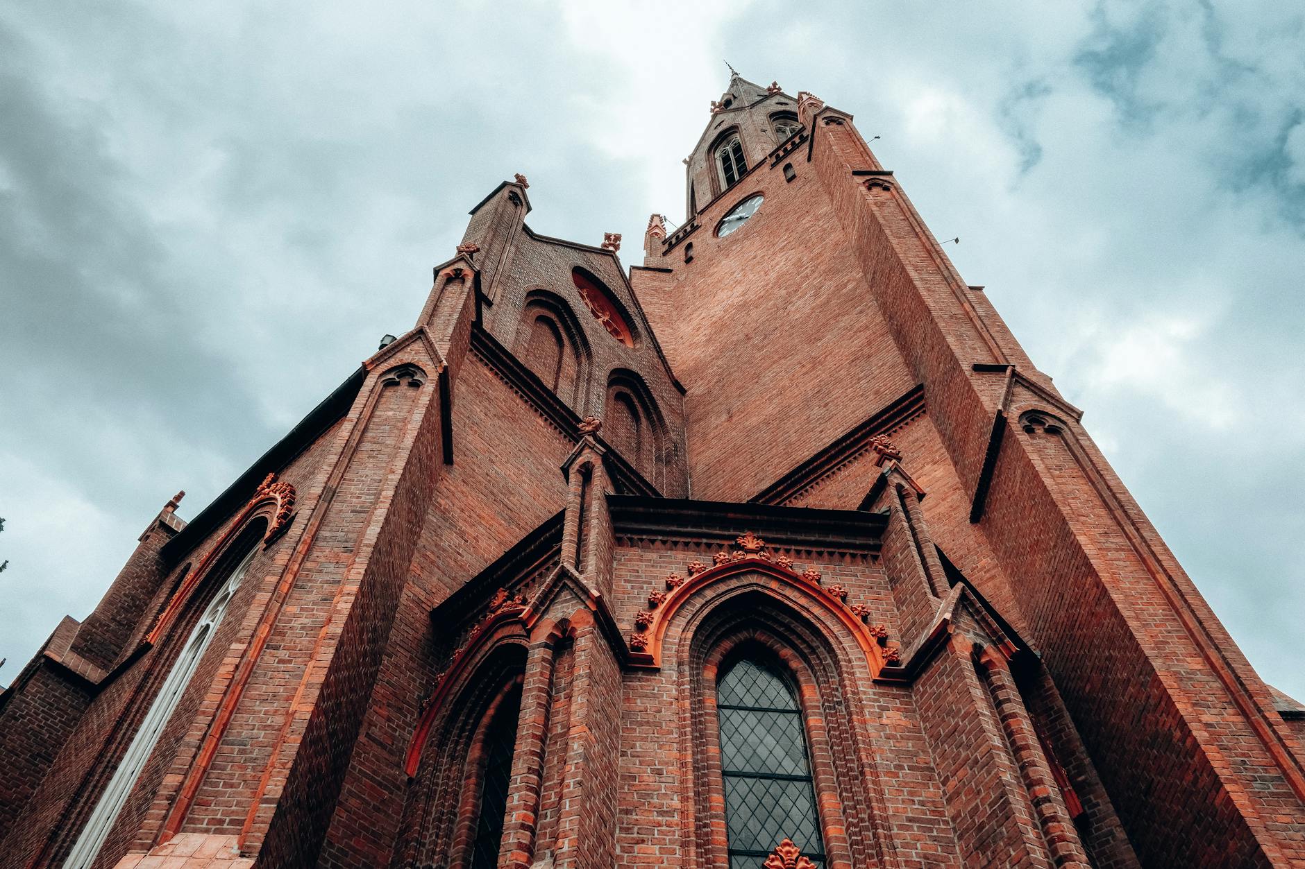 Gotycki kościół z czerwonej cegły sfotografowany z dołu