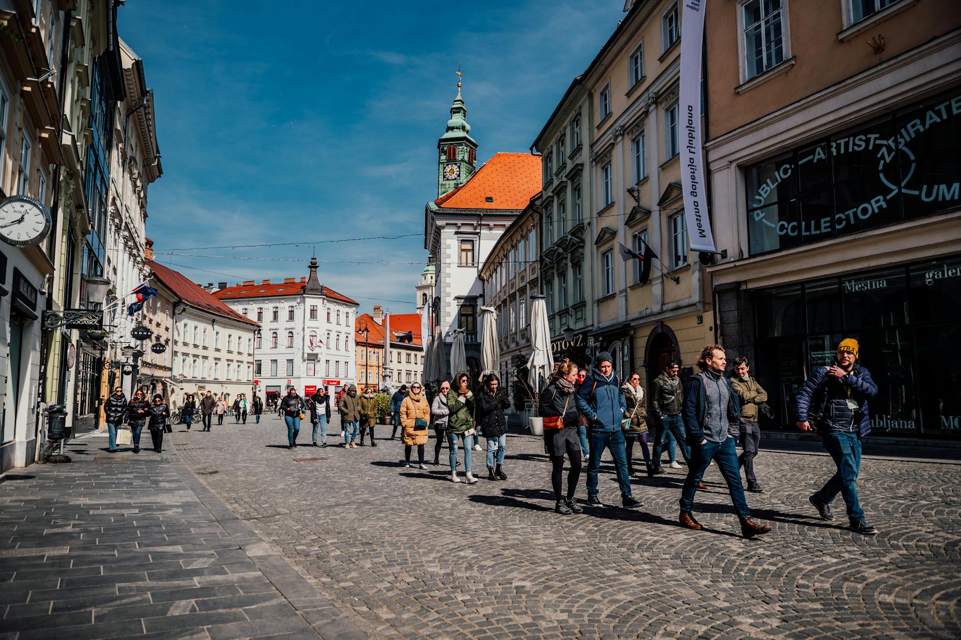 Spacerowicze na historycznej ulicy w europejskim centrum miasta