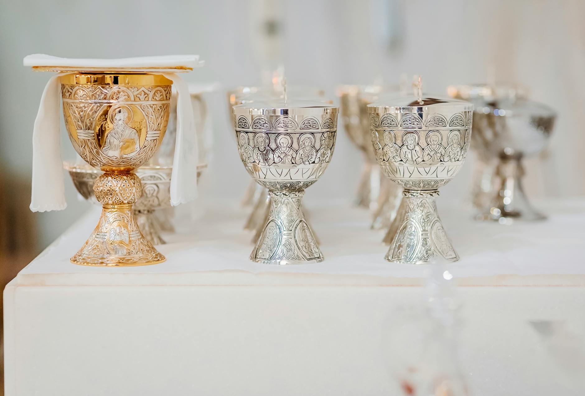 Zdobione kielichy liturgiczne ustawione na ołtarzu podczas mszy Zdobione kielichy liturgiczne ustawione na ołtarzu podczas mszy