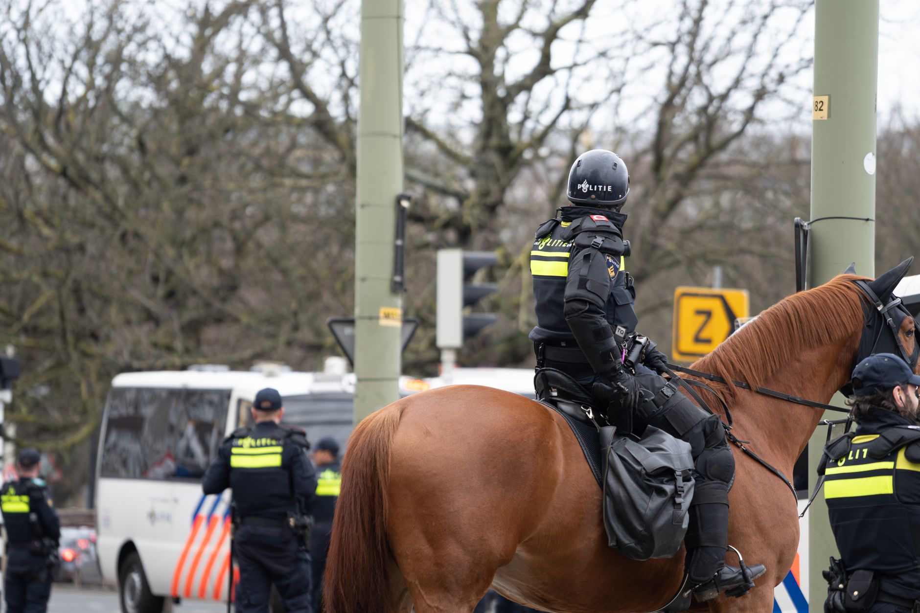 Policjanci konni patrolują ulicę w centrum miasta