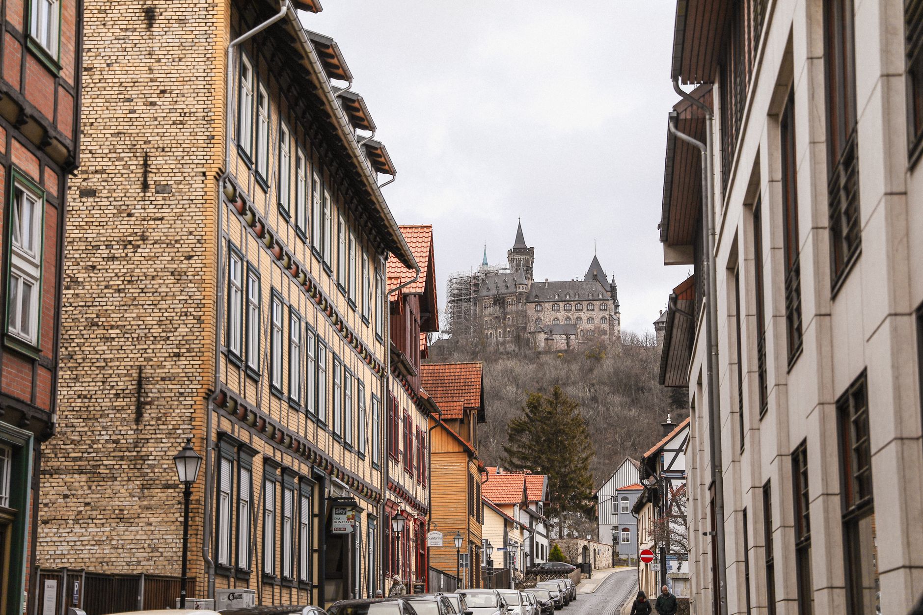 Średniowieczna uliczka z widokiem na zamek w Wernigerode