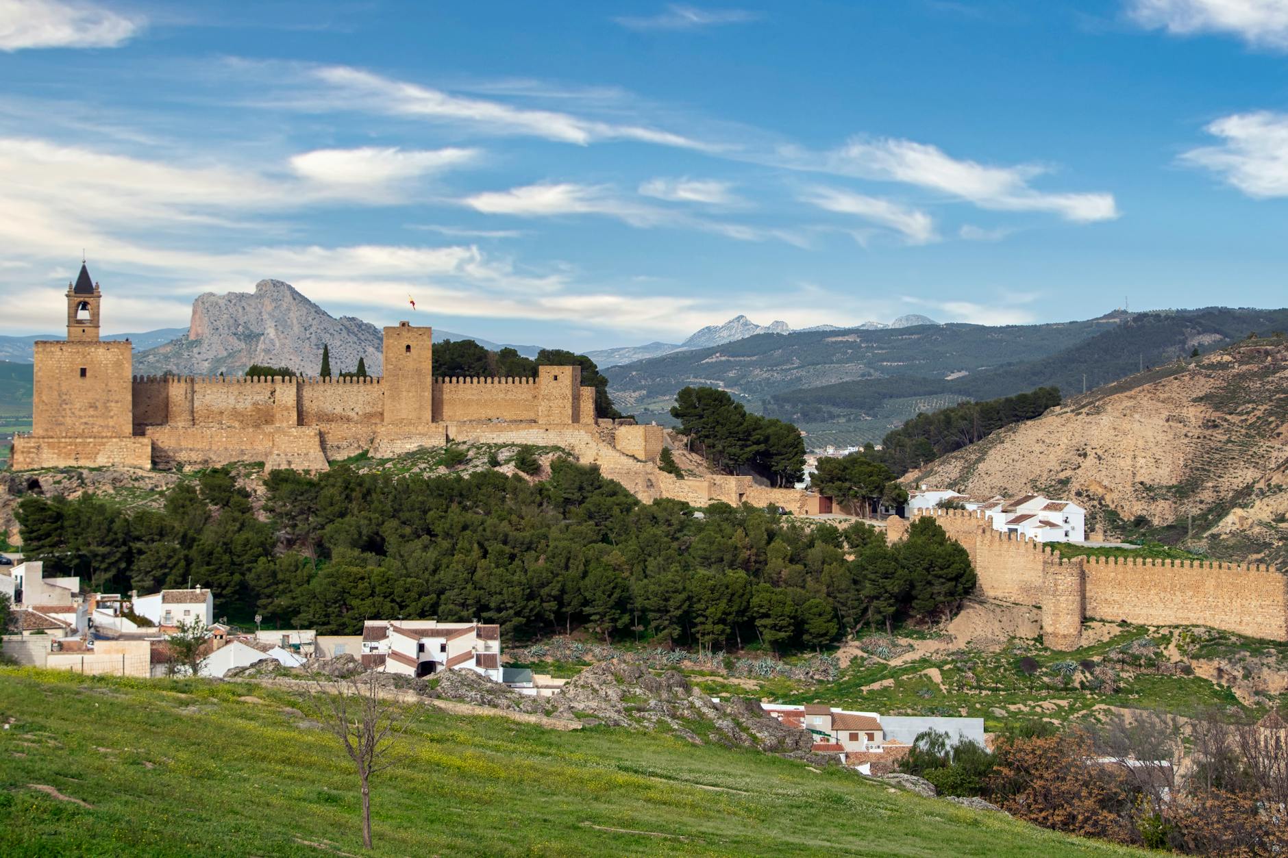 Twierdza Alcazaba w Antequerze otoczona wiejskim krajobrazem