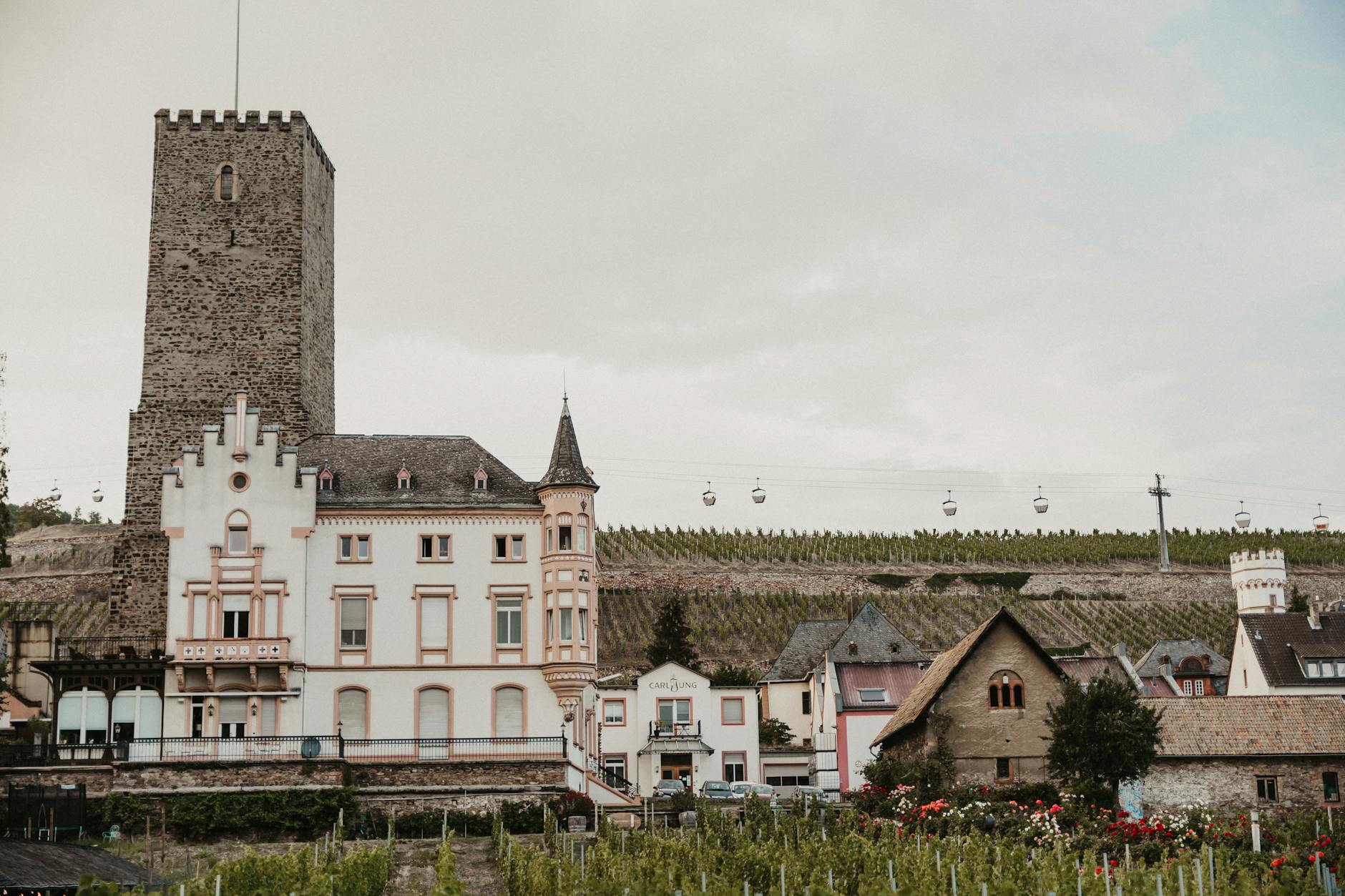 Zamek Boosenburg nad Renem o zachodzie słońca