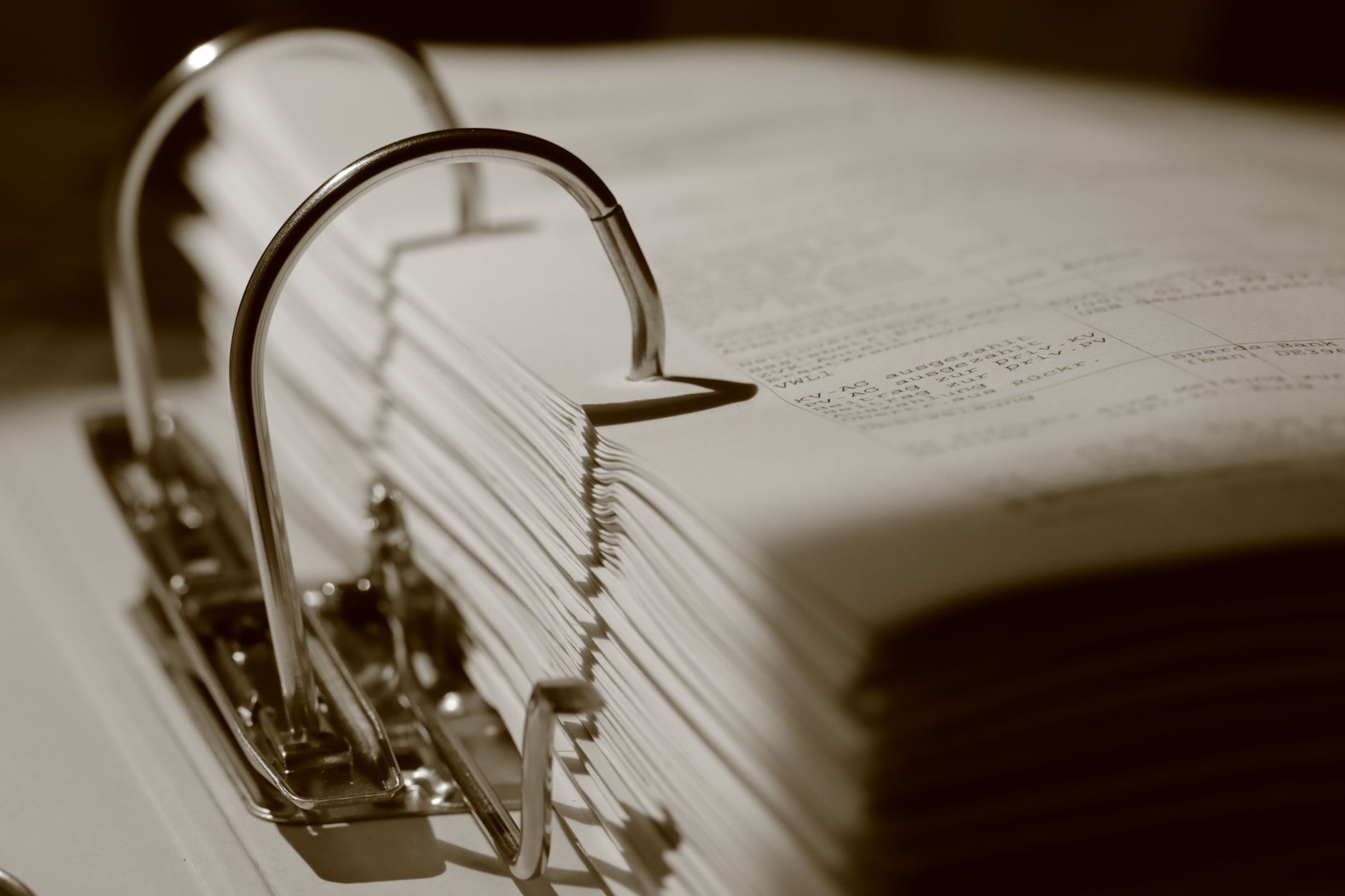Jak znaleźć informacje o organach i organistach w dokumentach parafialnych Zbliżenie na sepia segregator z dokumentami w archiwum parafialnym